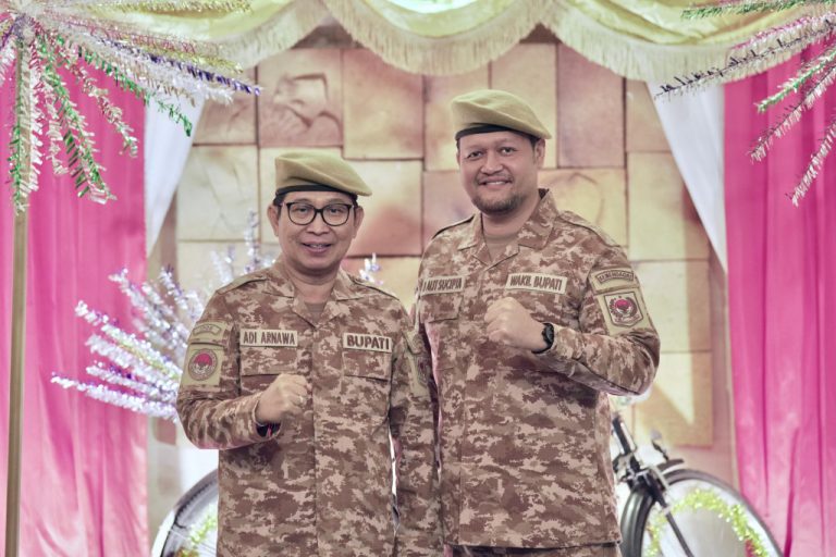 Bupati Badung I Wayan Adi Arnawa bersama Wakil Bupati Badung Bagus Alit Sucipta mengikuti kegiatan Retreat Kepala Daerah Gelombang II yang digelar di Kampus Institut Pemerintahan Dalam Negeri (IPDN), Jatinangor, Jawa Barat, mulai tanggal 22 hingga 26 Juni 2025. Setibanya di lokasi, para kepala daerah diarahkan untuk berbaris rapi menggunakan seragam loreng coklat. Suasana penyambutan berlangsung meriah dan penuh semangat, dengan iringan marching band serta pengawalan protokoler dari para praja IPDN.
