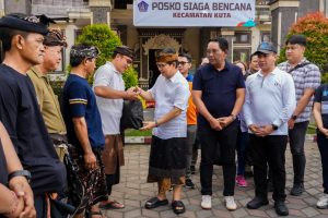 Bupati Adi Arnawa Salurkan Bantuan Logistik Pasca Bencana Banjir di Kuta