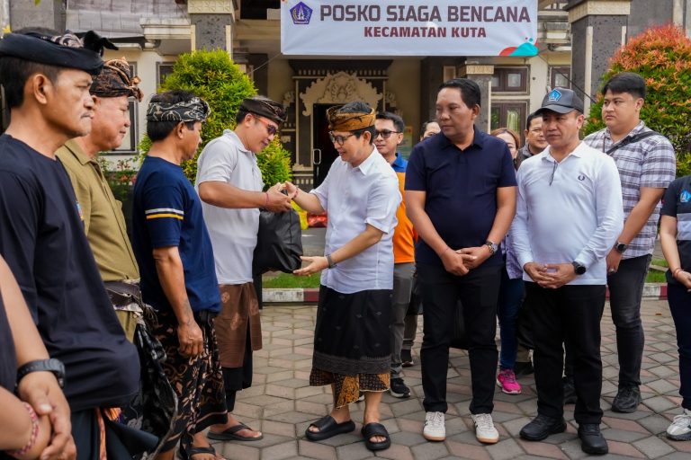 Bupati Adi Arnawa Salurkan Bantuan Logistik Pasca Bencana Banjir di Kuta