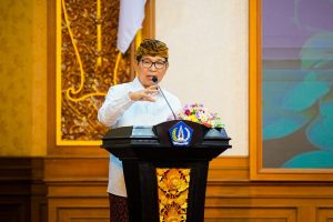 Bupati Adi Arnawa Serahkan Piagam Penghargaan TJSP Kepada 94 Perusahaan