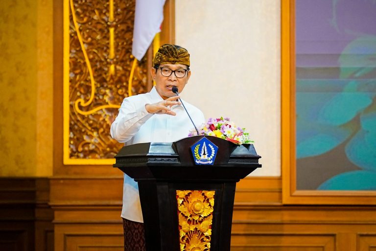 Bupati Adi Arnawa Serahkan Piagam Penghargaan TJSP Kepada 94 Perusahaan