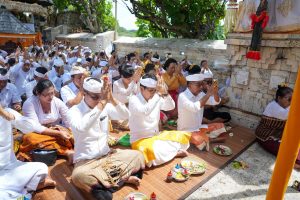 Bupati Badung Hadiri Pujawali Padudusan Alit di Pura Luhur Uluwatu 