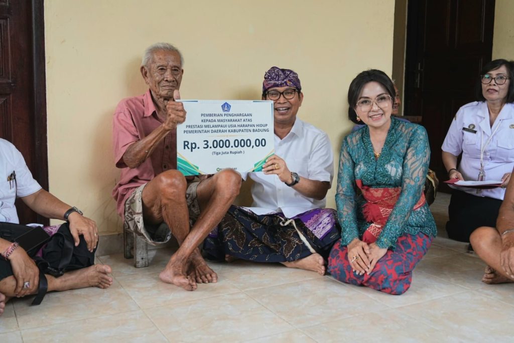 Bupati Badung Serahkan Penghargaan Bagi Lansia yang Melampaui UHH 75 Tahun