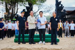 Bupati Adi Arnawa Ikuti Korve Aksi Bersih Sampah di Pantai Jimbaran