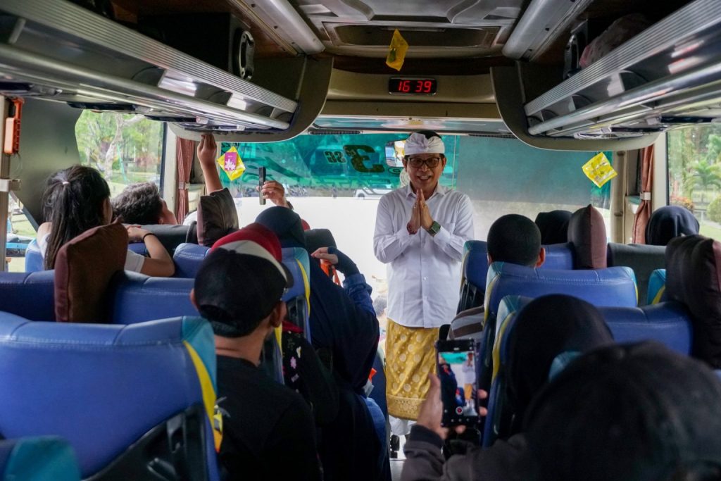 Bupati Adi Arnawa Lepas Mudik Gratis 2026