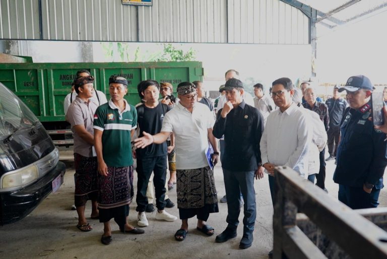 Bupati Badung Bersama Gubernur Bali Dampingi Menteri LH Tinjau TPS3R di Badung. 